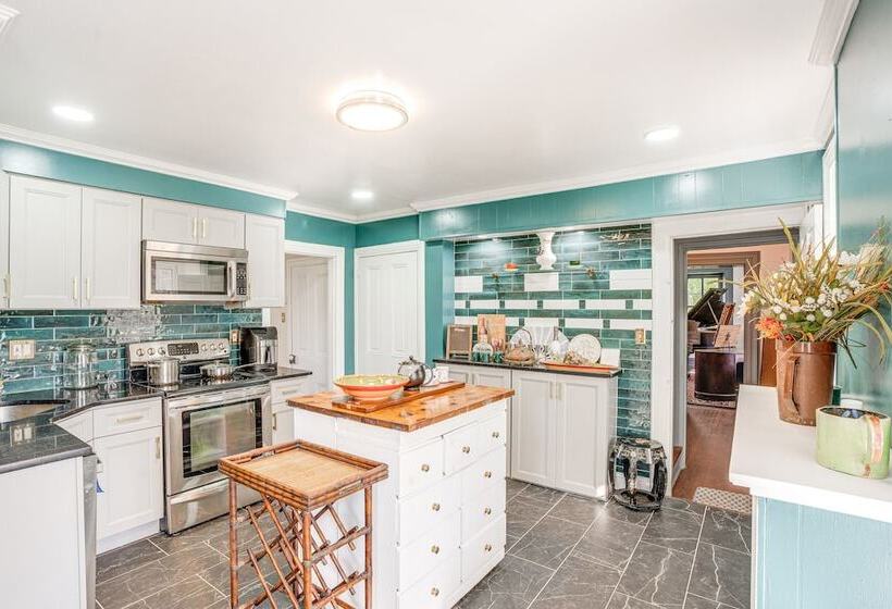 Eagleville Home W/ Porch, Near Valley Forge Casino