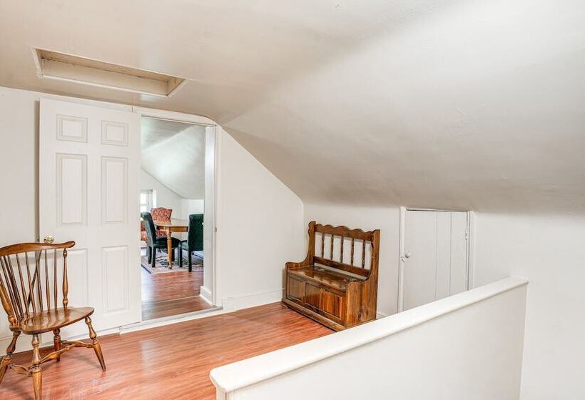 Eagleville Home W/ Porch, Near Valley Forge Casino