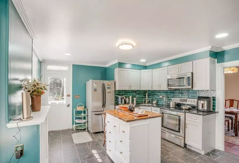 Eagleville Home W/ Porch, Near Valley Forge Casino