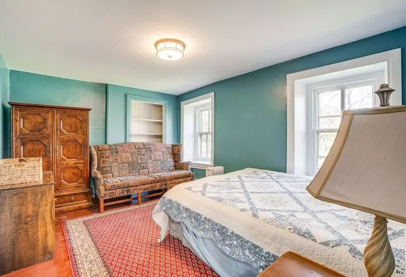 Eagleville Home W/ Porch, Near Valley Forge Casino