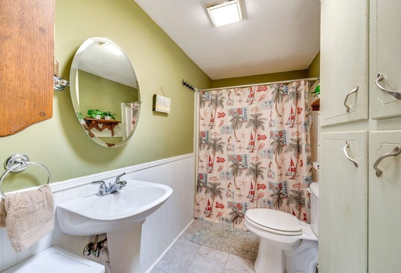 Lakefront New London Home: Dock, Fire Pit + Views!