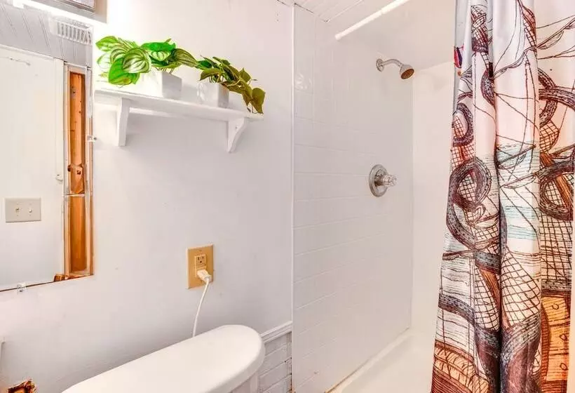 Lakefront New London Home: Dock, Fire Pit + Views!