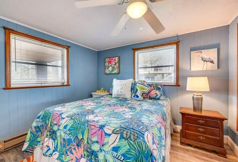 Lakefront New London Home: Dock, Fire Pit + Views!