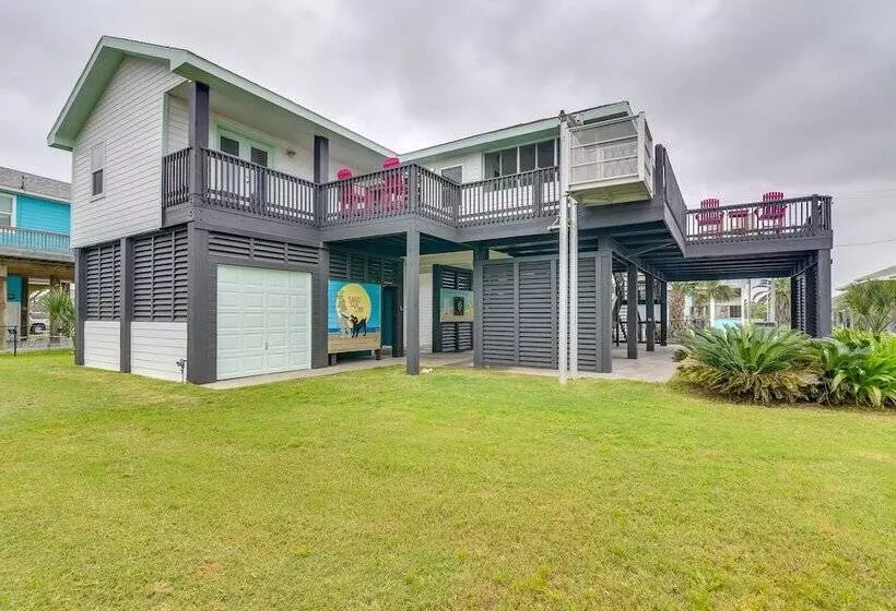 Lovely Crystal Beach House W/ Deck: Walk To Ocean!