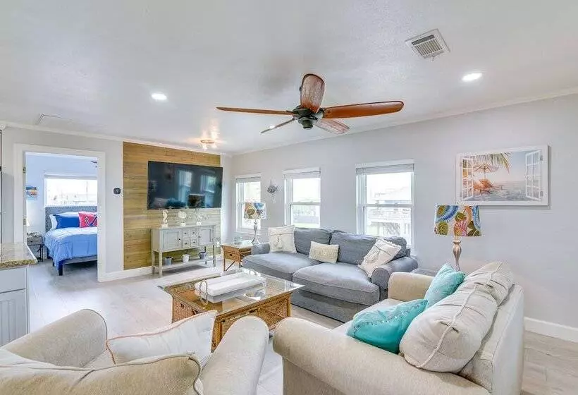 Lovely Crystal Beach House W/ Deck: Walk To Ocean!