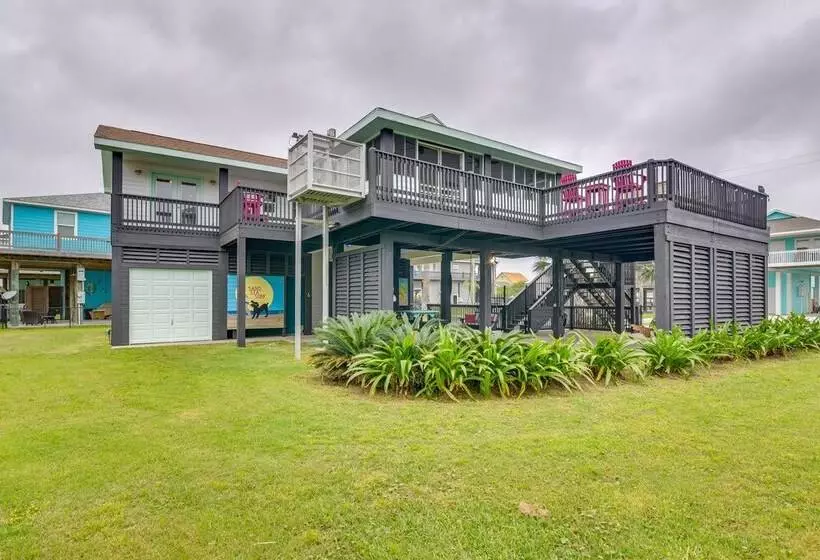 Lovely Crystal Beach House W/ Deck: Walk To Ocean!