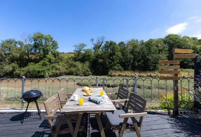 Резиденция 2 Bedrooms, Overlooking Little Petherick Creek