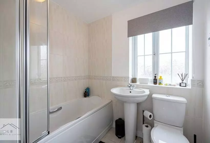 レジデンス Comfy House   Sleeps 14   14 Min To City Centre