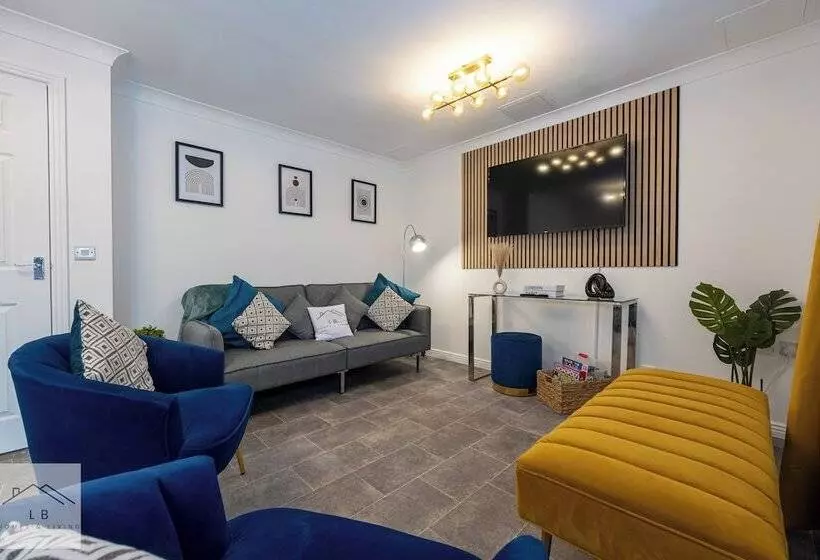 レジデンス Comfy House   Sleeps 14   14 Min To City Centre