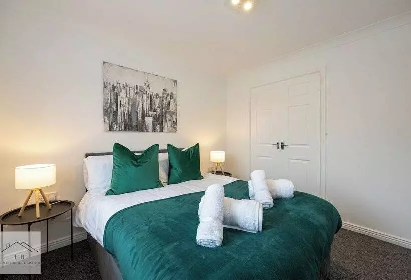 レジデンス Comfy House   Sleeps 14   14 Min To City Centre