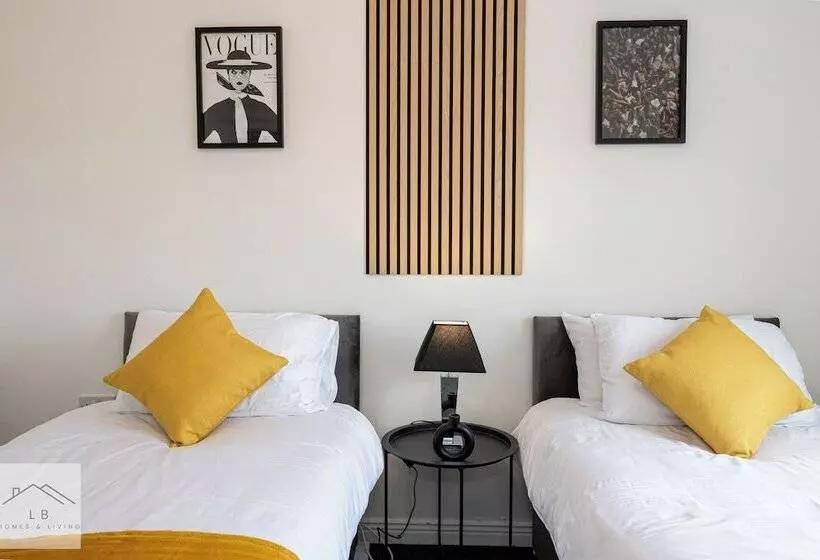 レジデンス Comfy House   Sleeps 14   14 Min To City Centre