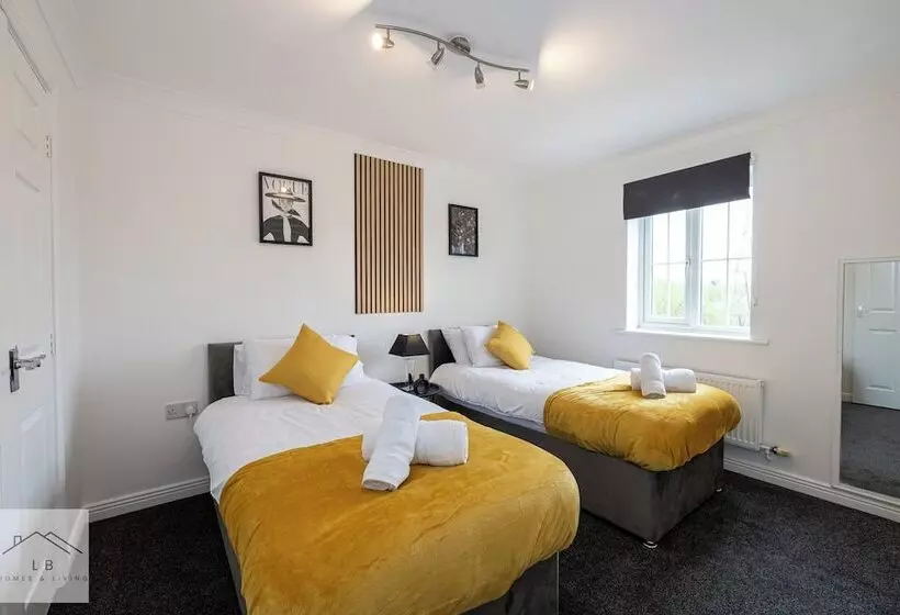 レジデンス Comfy House   Sleeps 14   14 Min To City Centre