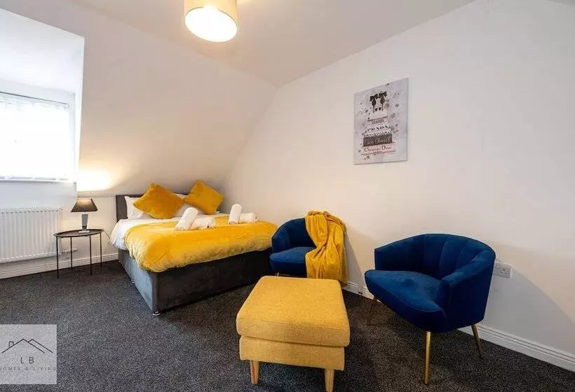 レジデンス Comfy House   Sleeps 14   14 Min To City Centre