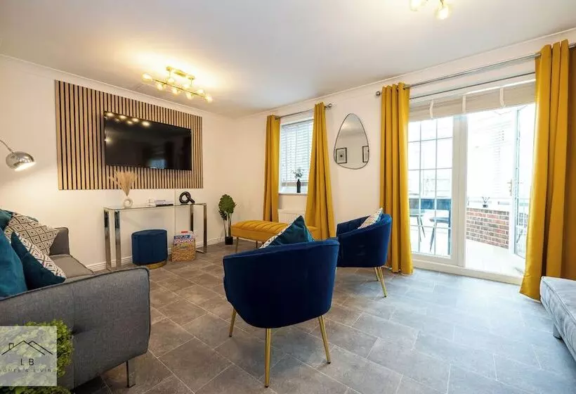 レジデンス Comfy House   Sleeps 14   14 Min To City Centre