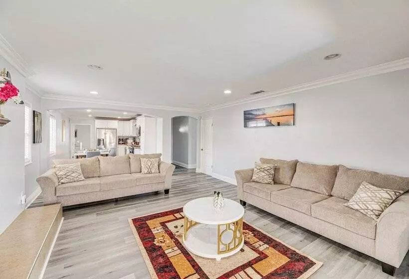 South Central Los Angeles Home W/ Patio