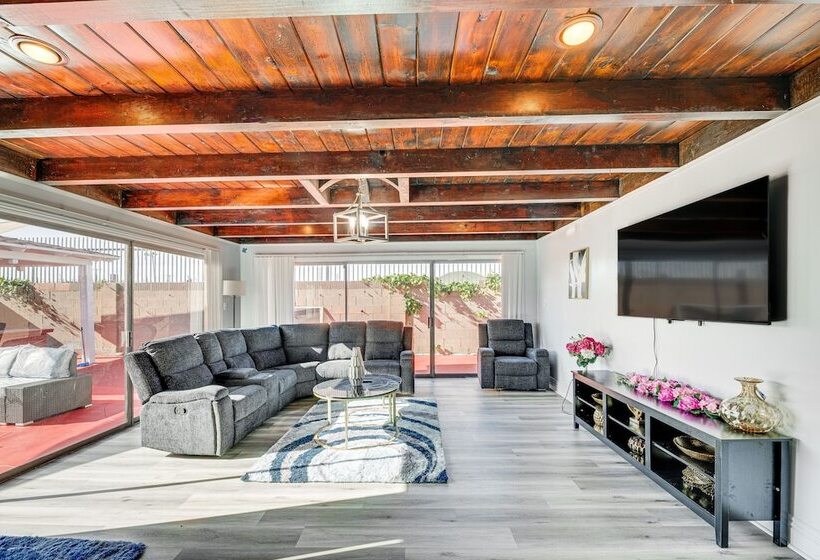 South Central Los Angeles Home W/ Patio