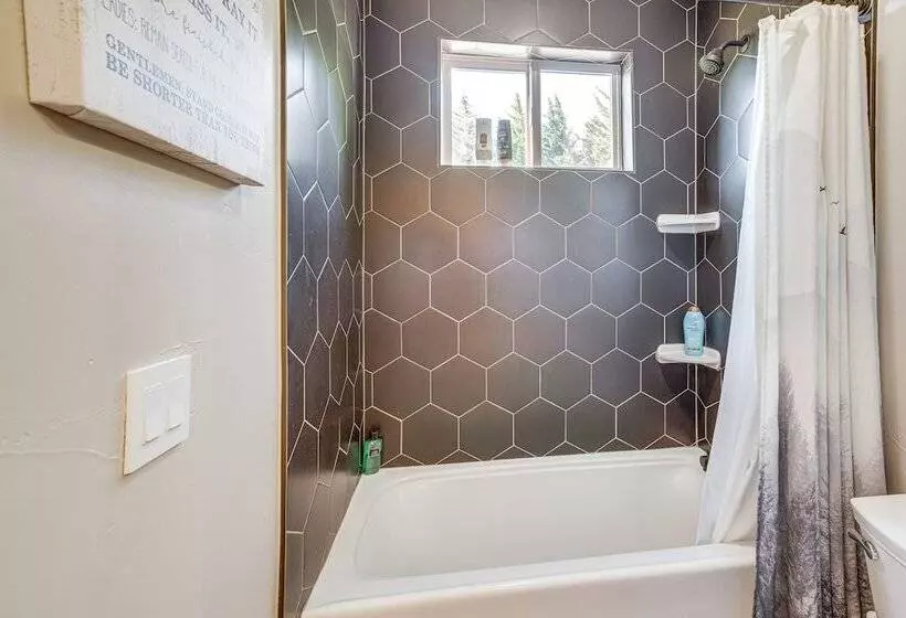 Spacious Arnold Cabin W/ Patio & Gas Grill!