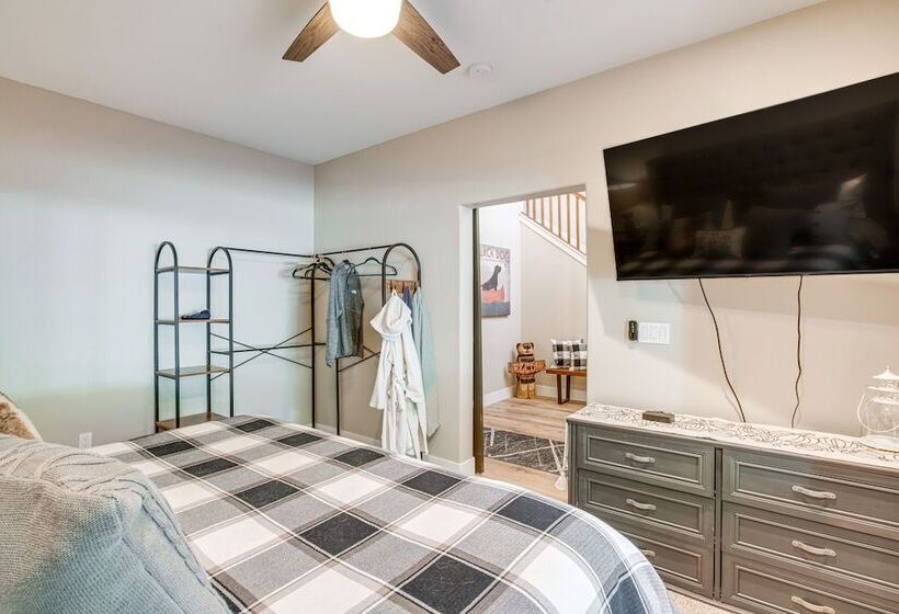 Spacious Arnold Cabin W/ Patio & Gas Grill!