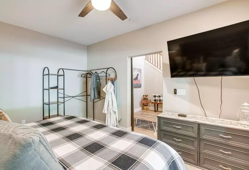 Spacious Arnold Cabin W/ Patio & Gas Grill!