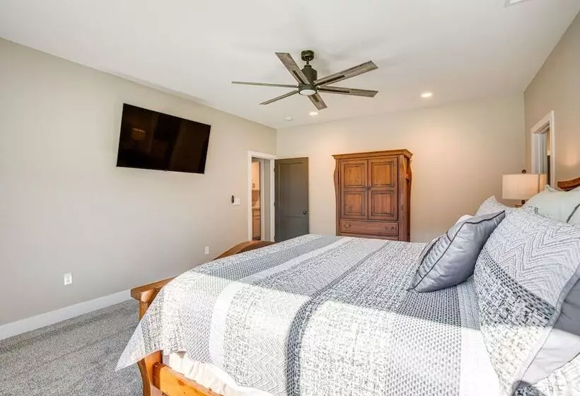 Spacious Arnold Cabin W/ Patio & Gas Grill!