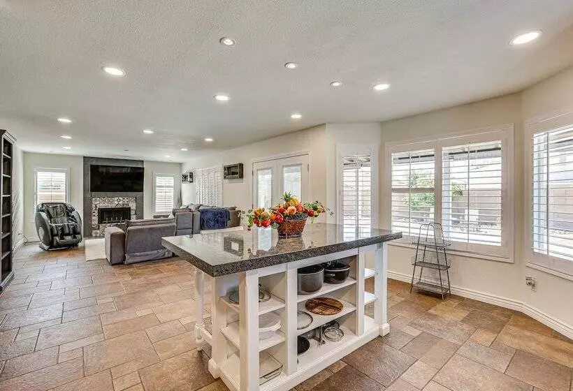 Spacious Glendale Home: Walk To State Farm Stadium