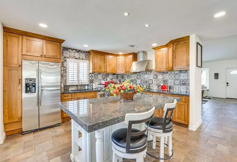 Spacious Glendale Home: Walk To State Farm Stadium