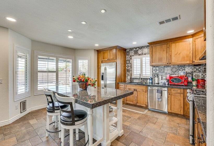 Spacious Glendale Home: Walk To State Farm Stadium