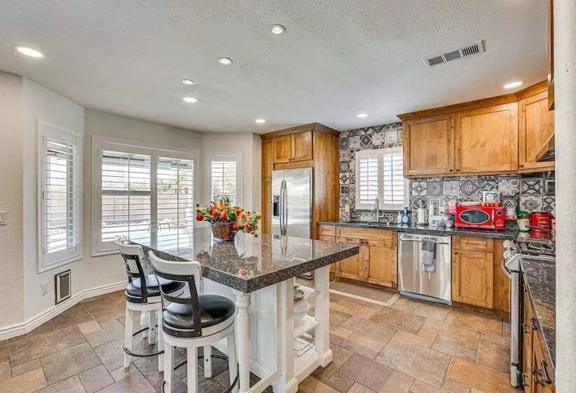 Spacious Glendale Home: Walk To State Farm Stadium