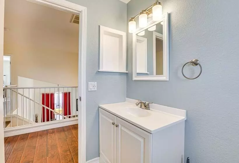 Spacious Glendale Home: Walk To State Farm Stadium