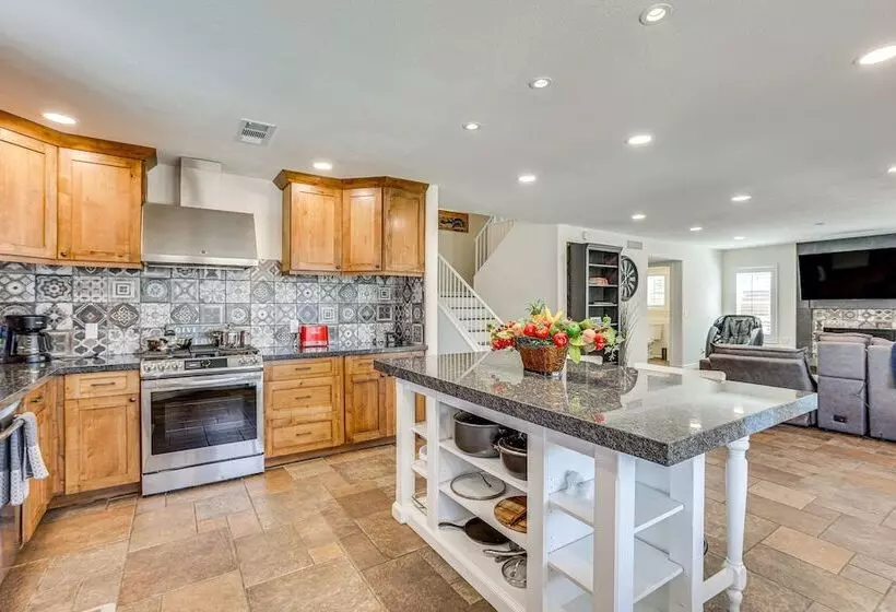 Spacious Glendale Home: Walk To State Farm Stadium