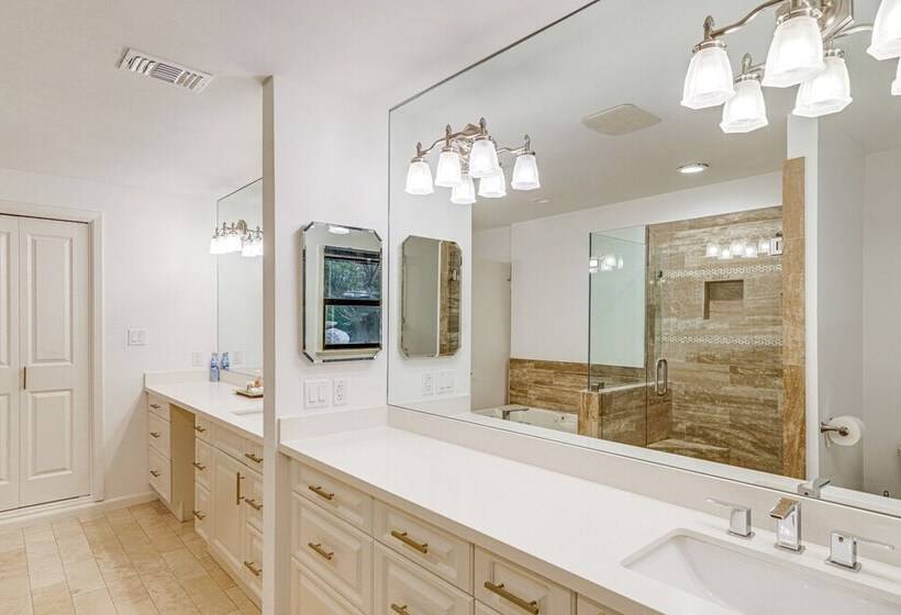 Spacious Houston Home W/ Pool   Near The Galleria!