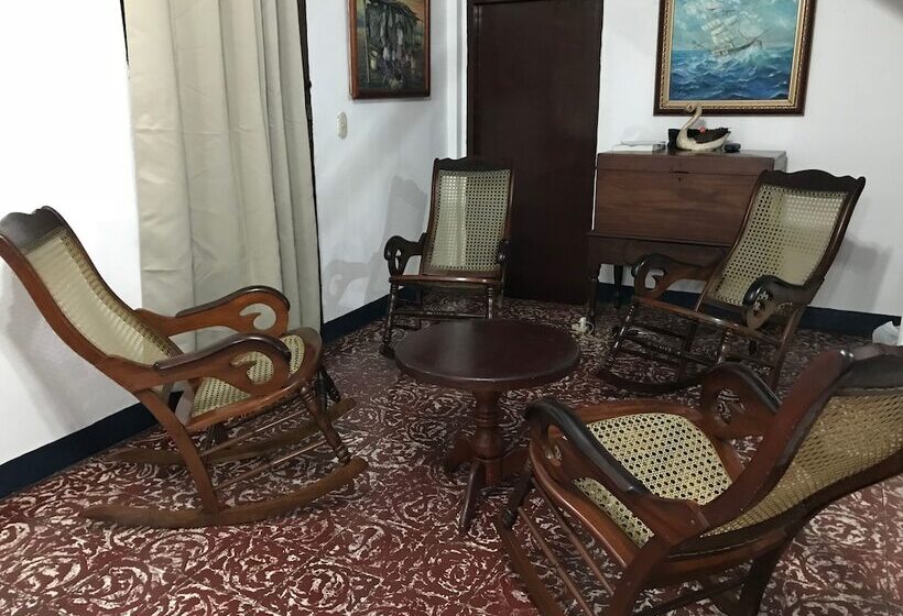 Общежитие El Portal 1610