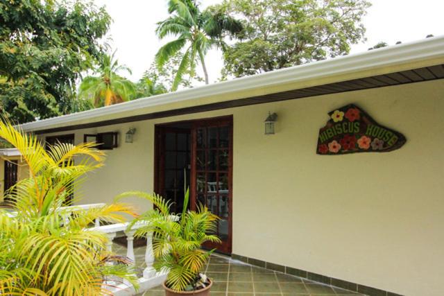 Hibiscus House Bed And Breakfast