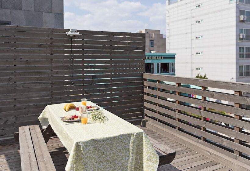 Cozzzy Guest House Hostel