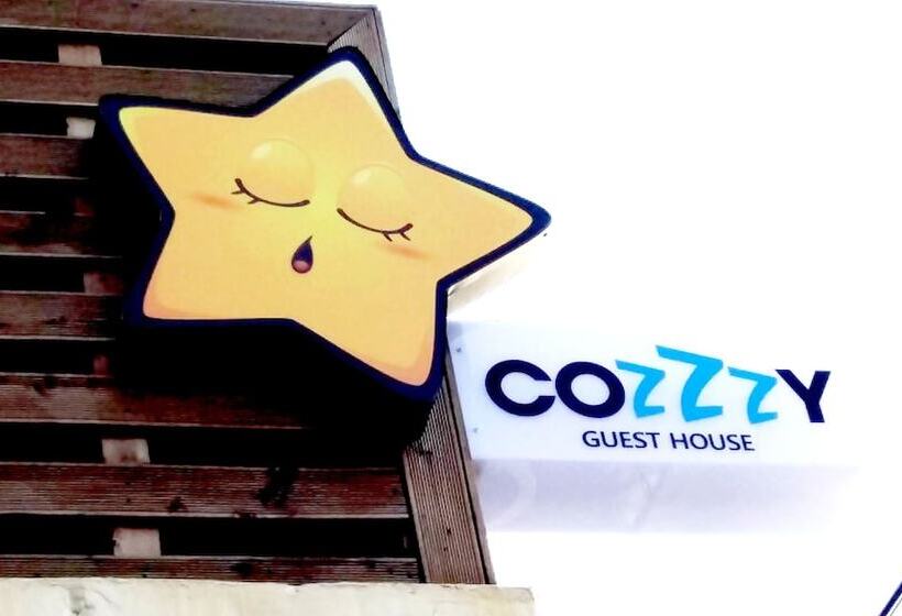 Cozzzy Guest House Hostel