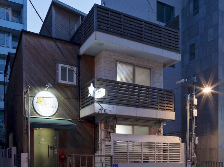 Cozzzy Guest House Hostel