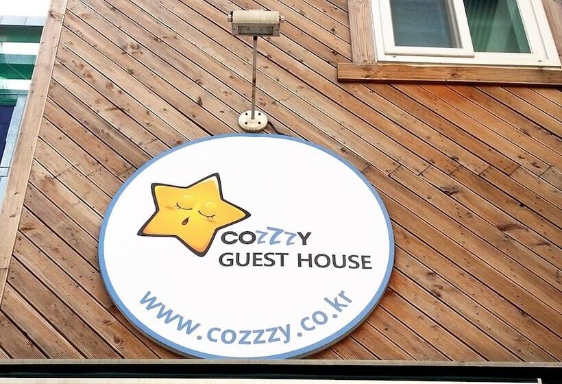 Cozzzy Guest House Hostel