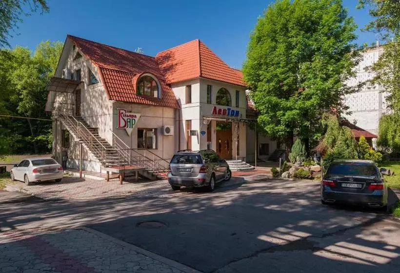 هتل Leoton Chernivtsi