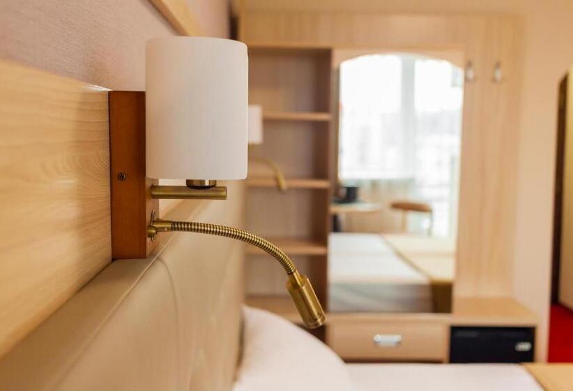 هتل Tourist Chernivtsi