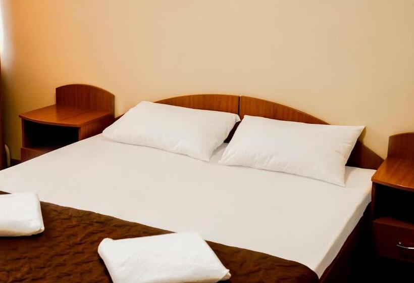 هتل Tourist Chernivtsi