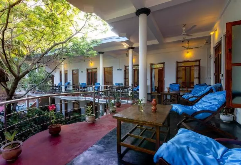 Arugambay Resort