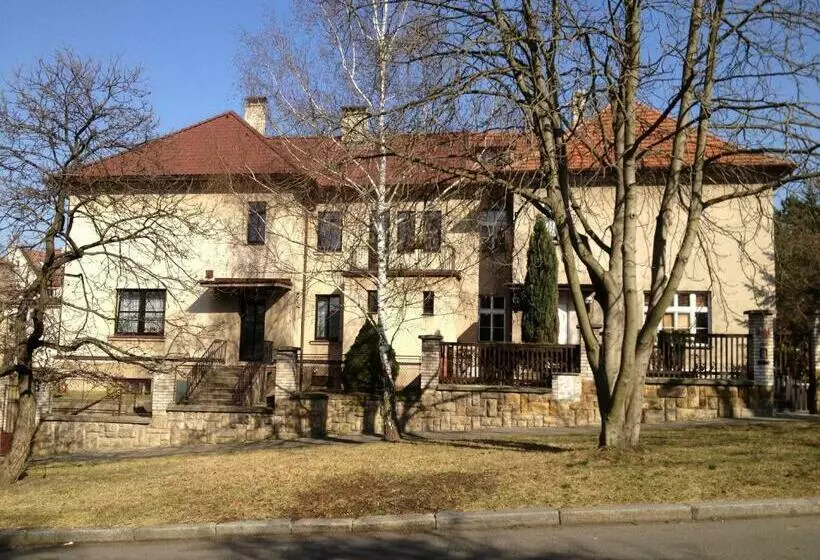 Aamiaismajoitus (B&B) Villa Adam