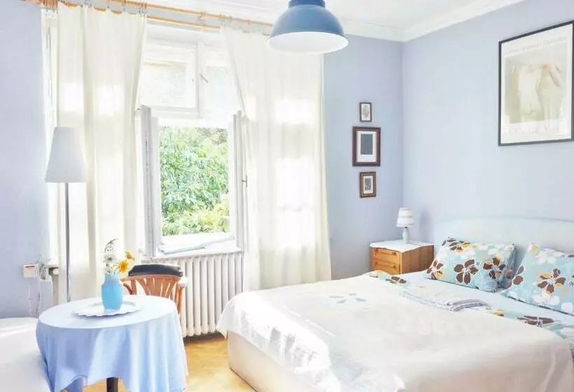 Aamiaismajoitus (B&B) Villa Adam