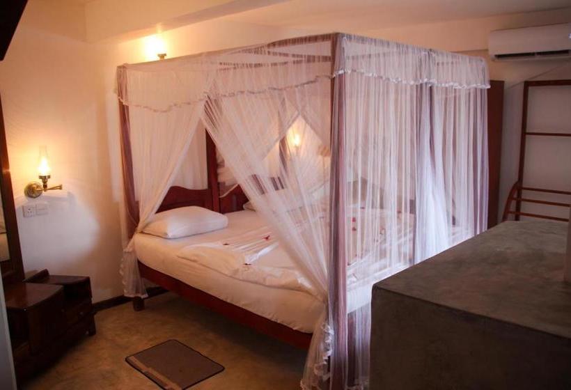 Отель Shanthi Beach Resort