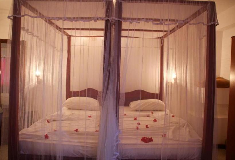 Отель Shanthi Beach Resort