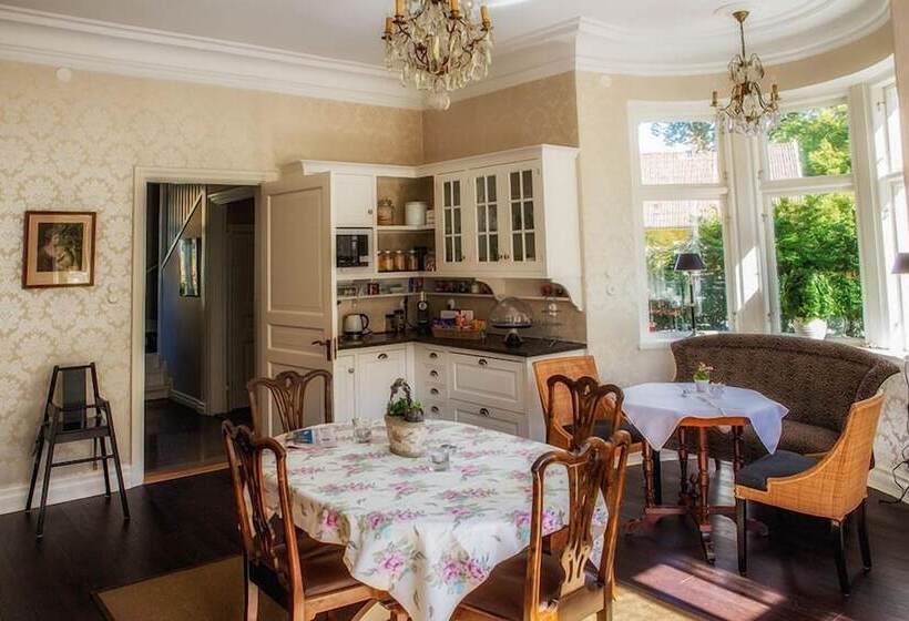 تختخواب و صبحانه Kaptensvillan