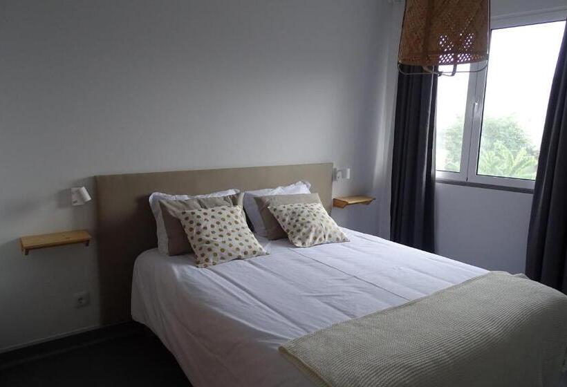 הוסטל Madeira Surf Camp