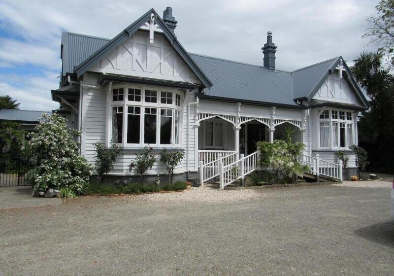 Albergue White Elephant Accomodation