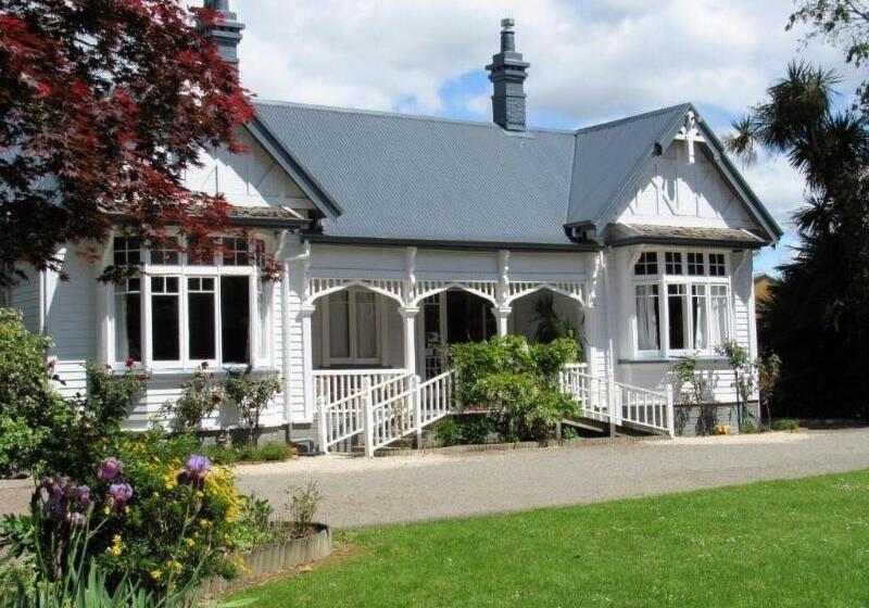 Albergue White Elephant Accomodation