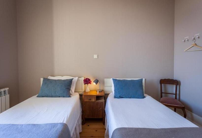 تختخواب و صبحانه Being Porto Hostel